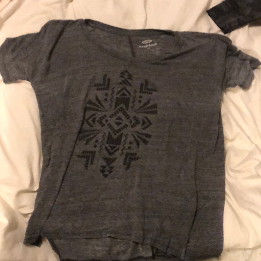 gray t shirt